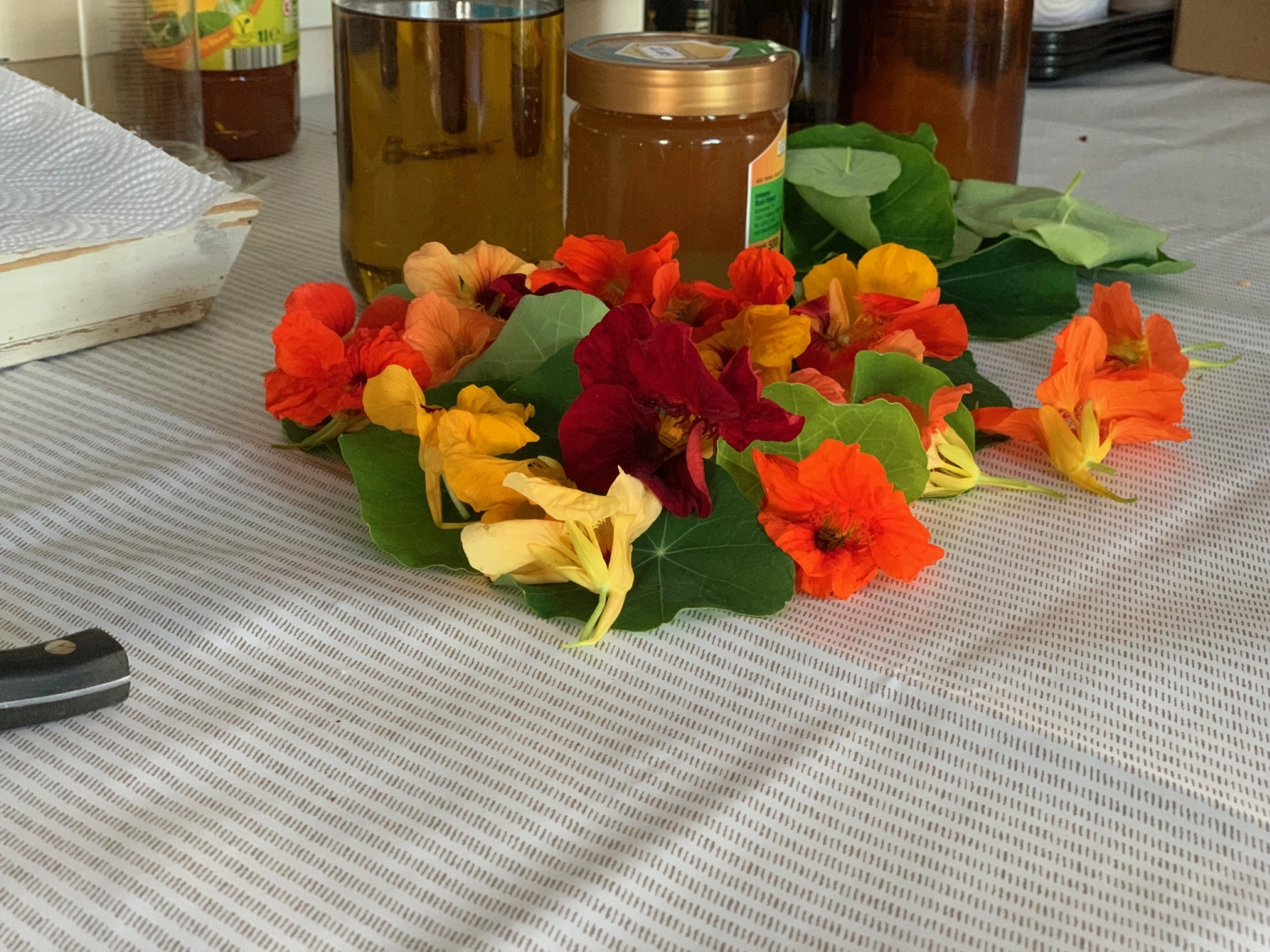 clevergesund - Berit Kachnar, Blumen und Glas auf dem Tisch