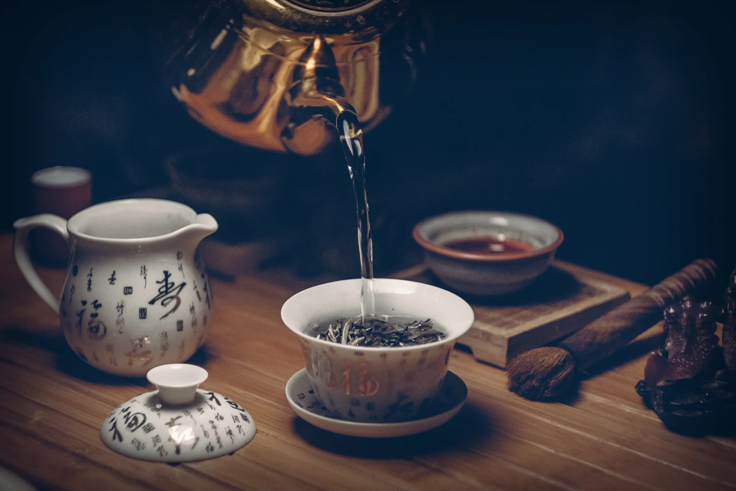 clevergesund - Berit Kacner, Kräutertee zubereiten, heißes Wasser aus dem Wasserkocher in die Tasse gießen